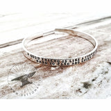 G.8105 - Bracciale rigido Argento 925 con incisione. Versione piatta liscia con due righe di testo