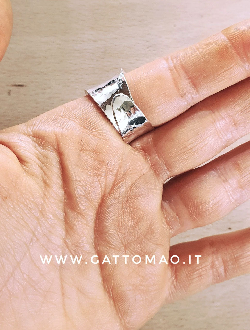 G.8674 Anello Argento 925 Fascia alta martellata regolabile GATTOMAO