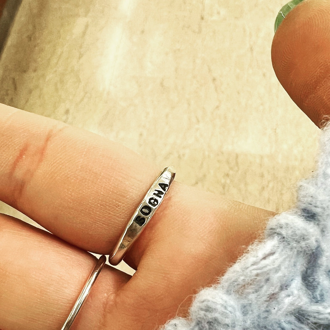 Anello Impilabile In Argento Sterling Testurizzato Fatto A Mano: Fascia Artigianale Biologica - Italia - Foto 6