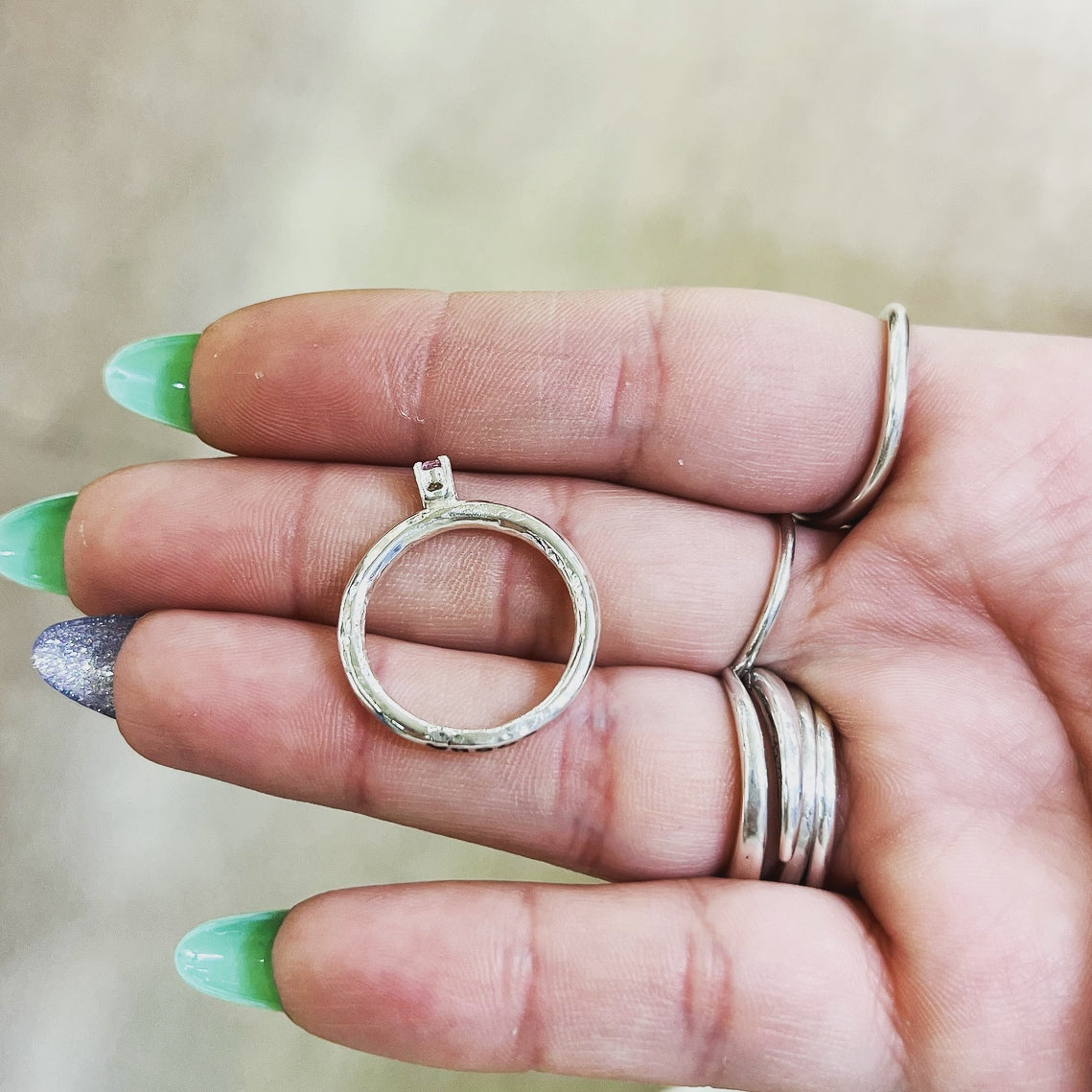 Anello SOLITARIO INCISIONE NASCOSTA martellato argento 925 e